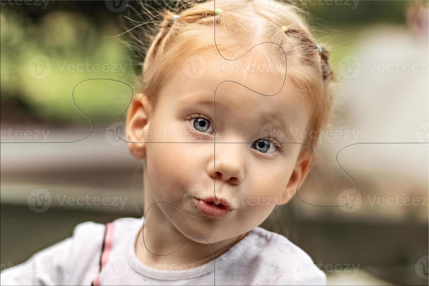 Retrato de primer plano de una pequeña niña sorprendida en forma de rompecabezas. emociones. foto
