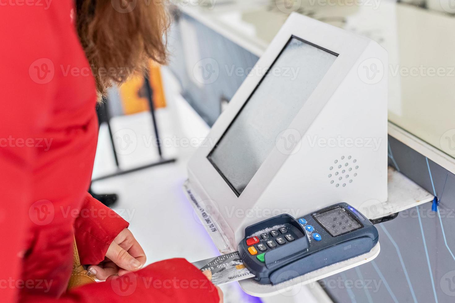 pago con tarjeta bancaria de débito a través de un terminal de pago foto