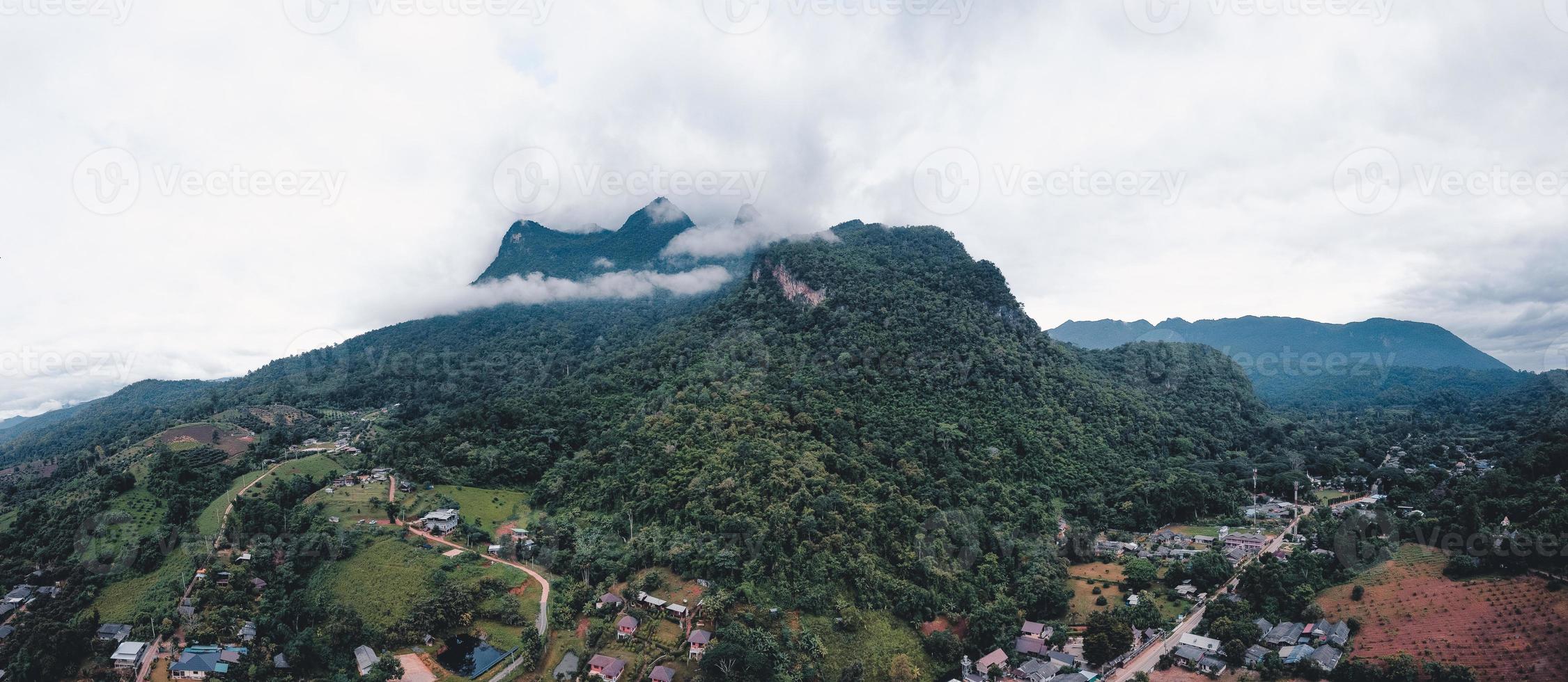 montañas y pueblos en la temporada de lluvias foto