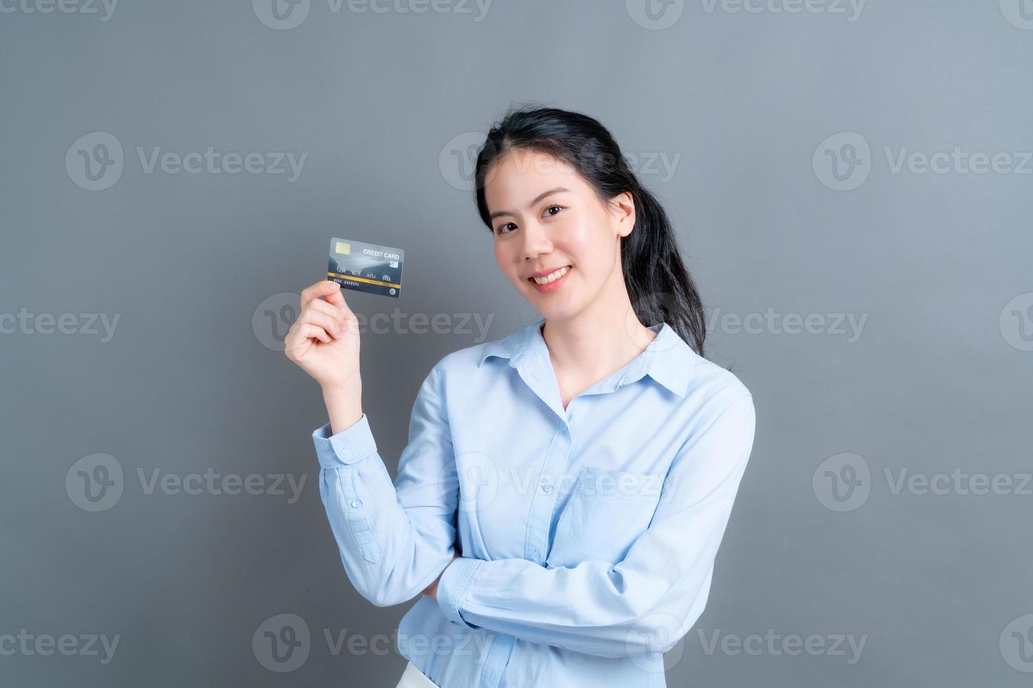 retrato, de, un, encantador, joven, mujer asiática, actuación, tarjeta de crédito foto