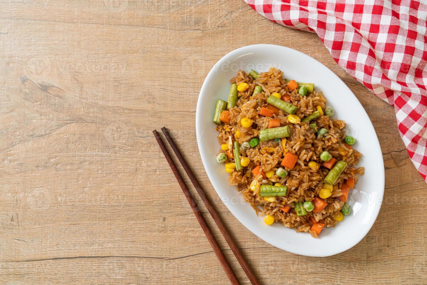 arroz frito con guisantes, zanahorias y maíz - estilo de comida vegetariana y saludable foto