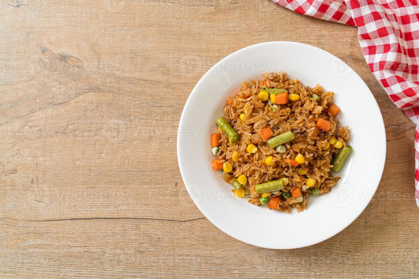 arroz frito con guisantes, zanahorias y maíz - estilo de comida vegetariana y saludable foto