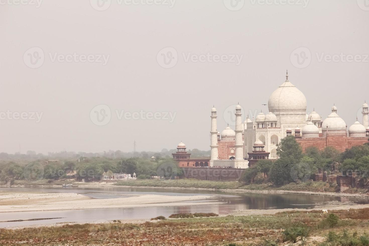 hermoso monumento taj mahal en la orilla del río yamuna foto