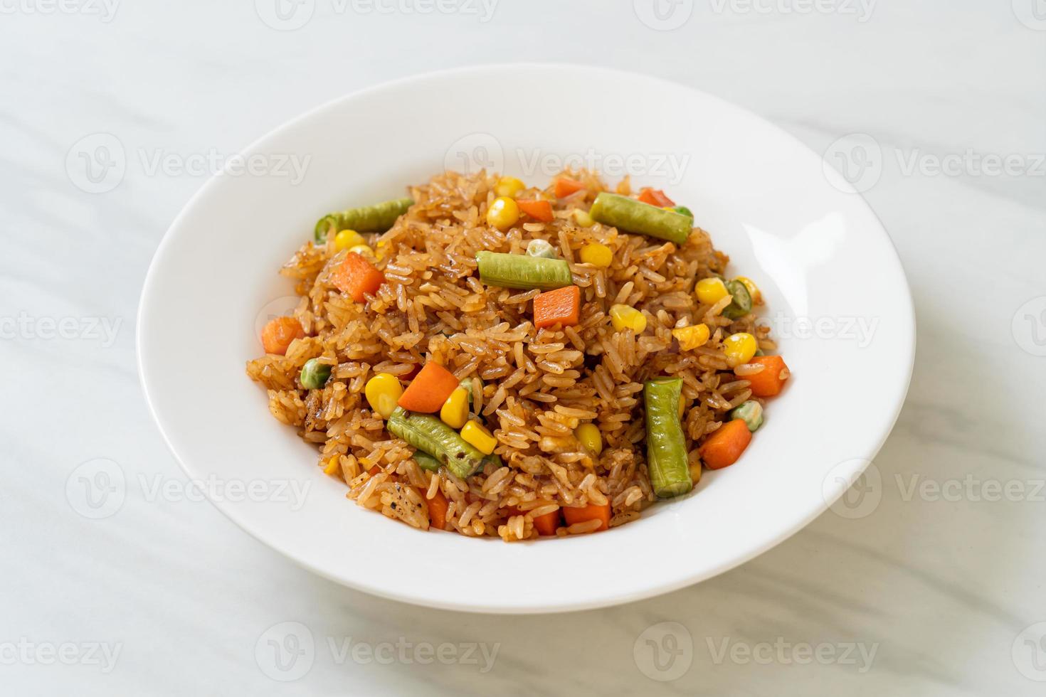 arroz frito con guisantes, zanahorias y maíz - estilo de comida vegetariana y saludable foto