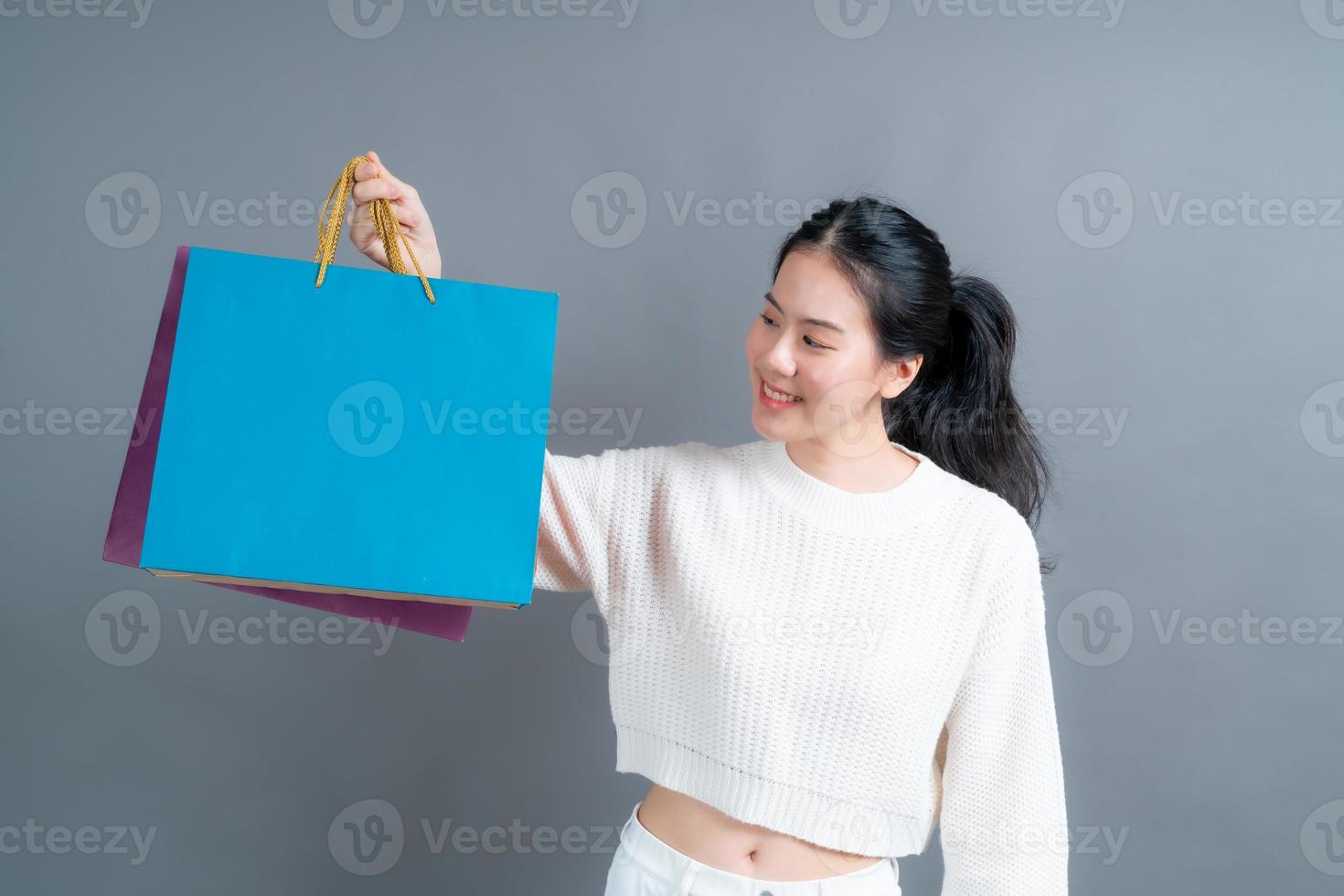 mujer asiática, tenencia, bolsas de compras foto