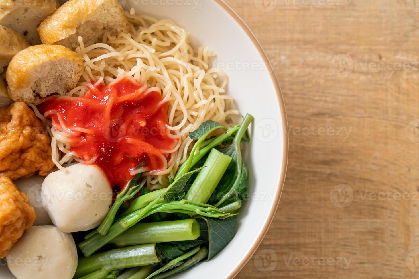 fideos de huevo con bolas de pescado y bolas de camarones en salsa rosa, yen ta cuatro o yen ta fo - estilo de comida asiática foto