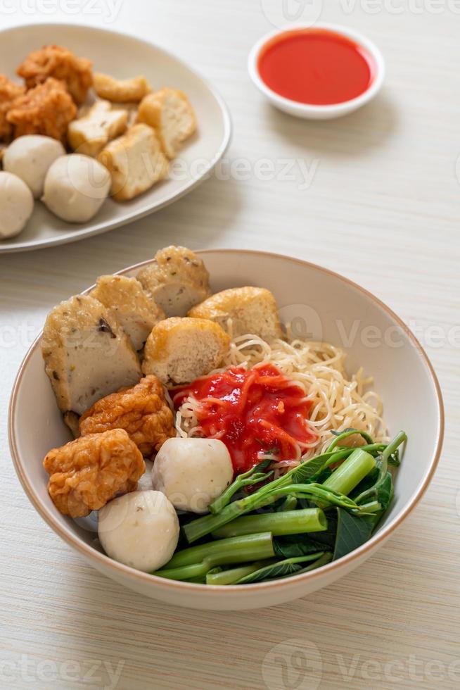 fideos de huevo con bolas de pescado y bolas de camarones en salsa rosa, yen ta cuatro o yen ta fo - estilo de comida asiática foto