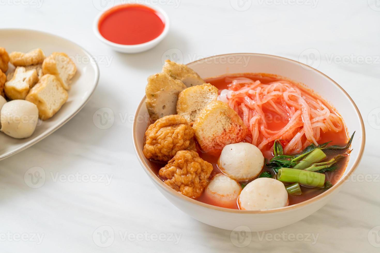 Fideos de arroz planos pequeños con bolas de pescado y bolas de camarones en sopa rosa, yen ta cuatro o yen ta fo - estilo de comida asiática foto