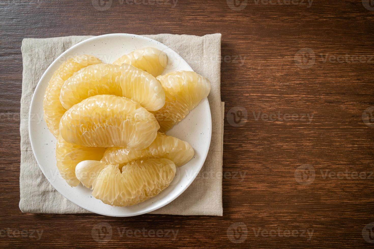 pomelo, pomelo o sábalo fresco y pelado foto