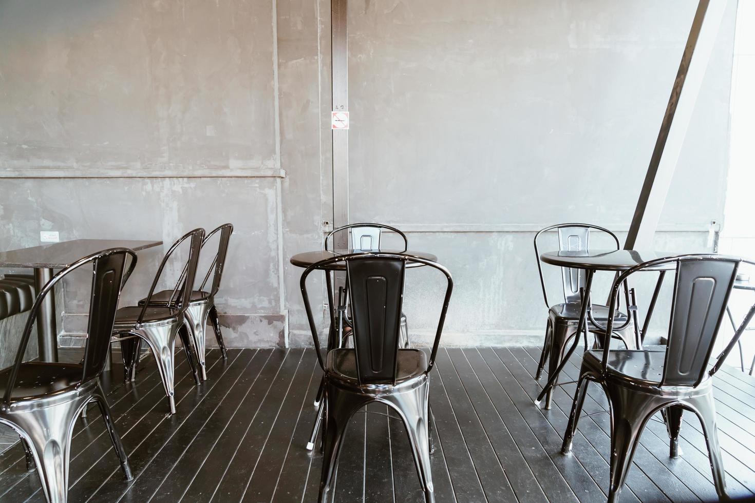 Mesa y silla vacías en la cafetería, cafetería y restaurante. foto