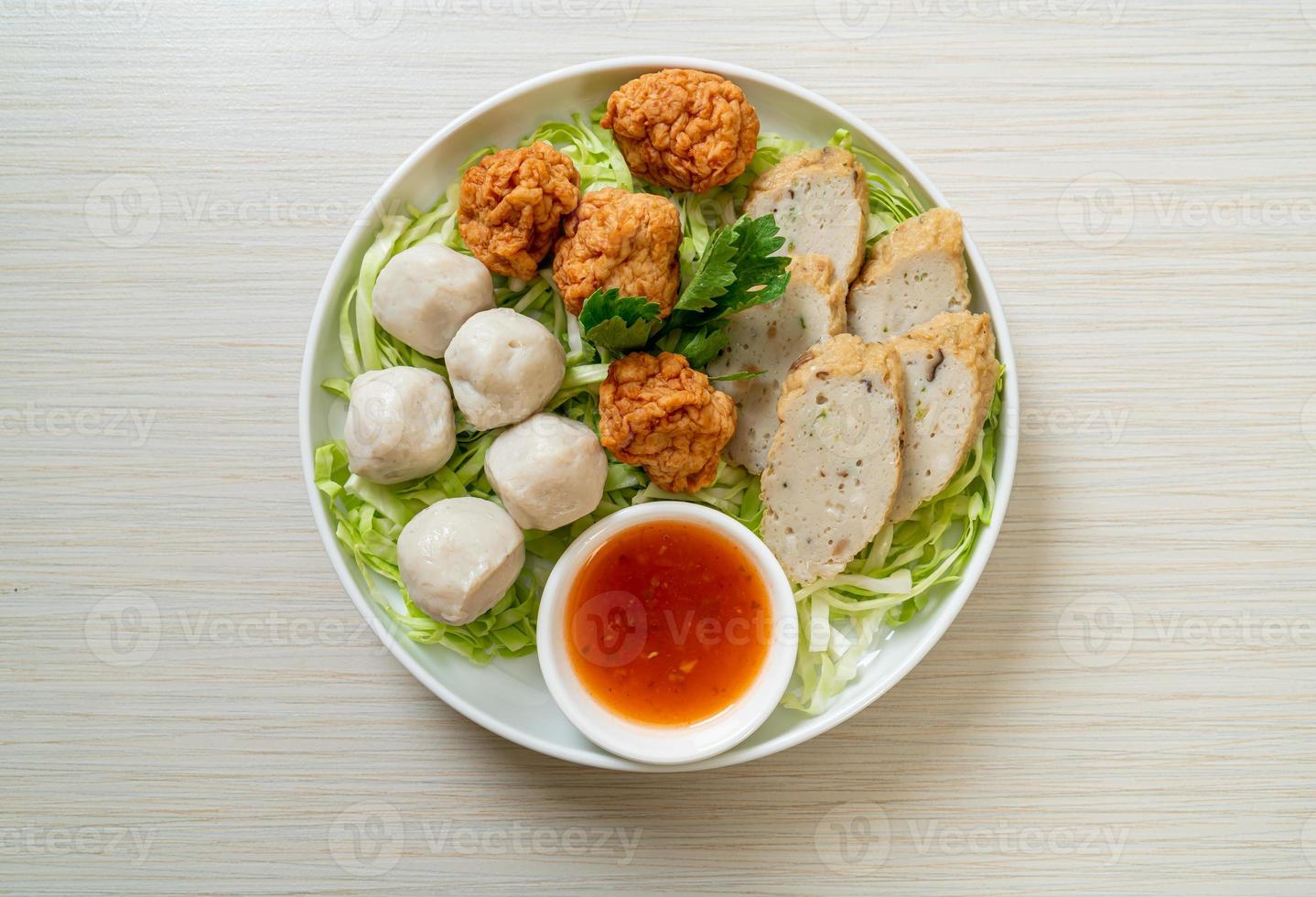 bolas de pescado hervidas, bolas de camarón y salchicha de pescado chino foto