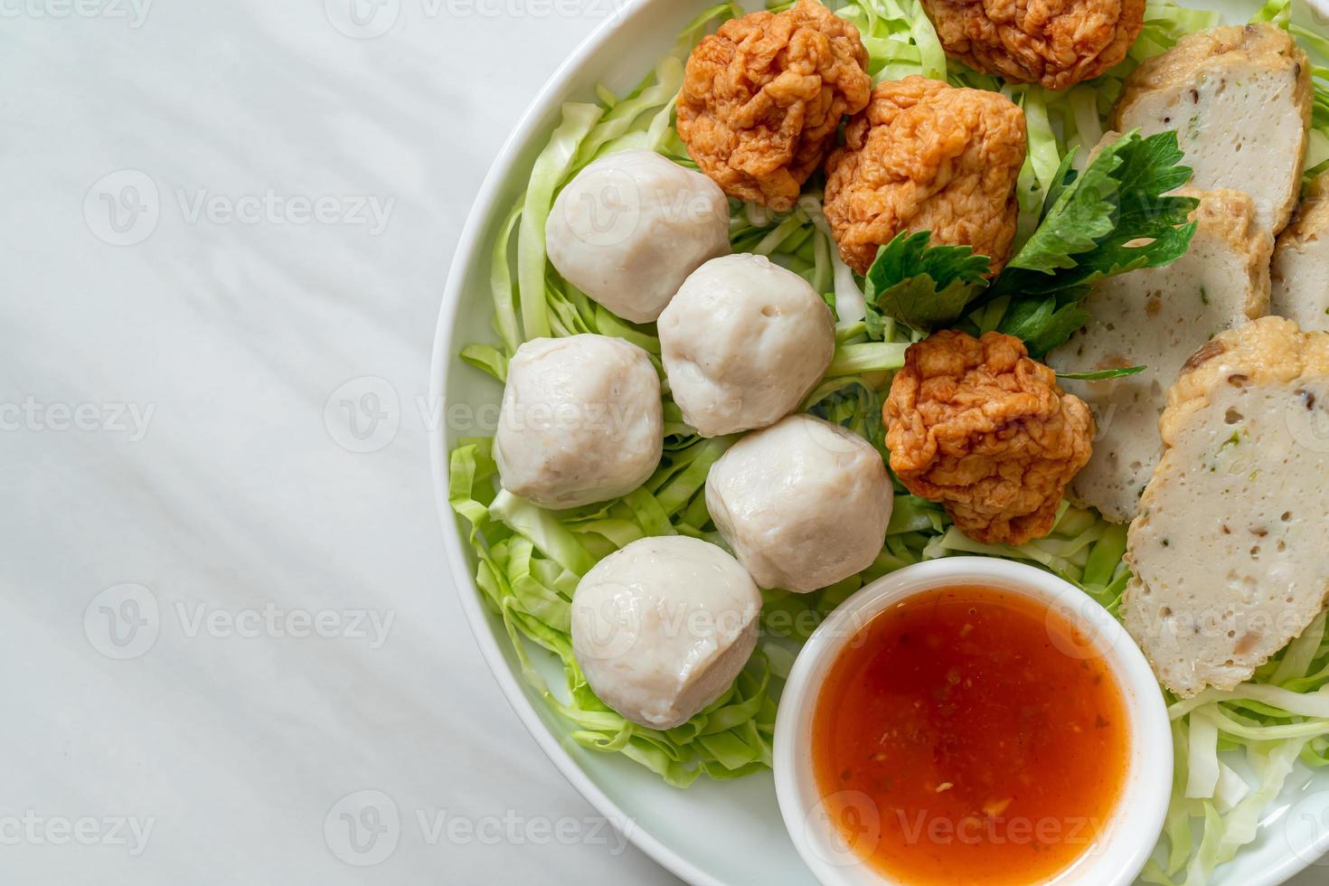 bolas de pescado hervidas, bolas de camarón y salchicha de pescado chino foto