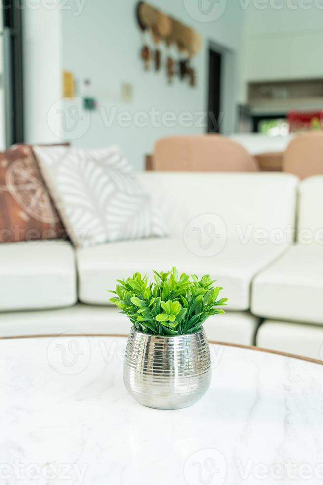 Planta en decoración de jarrón sobre la mesa en el salón. foto