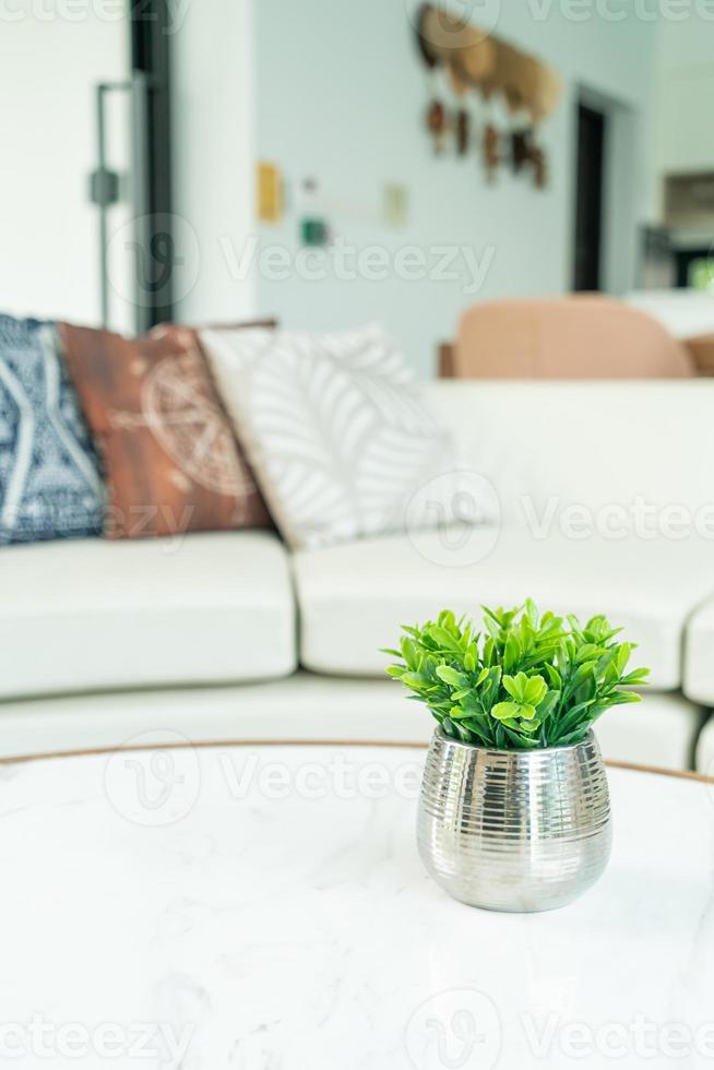 Planta en decoración de jarrón sobre la mesa en el salón. foto