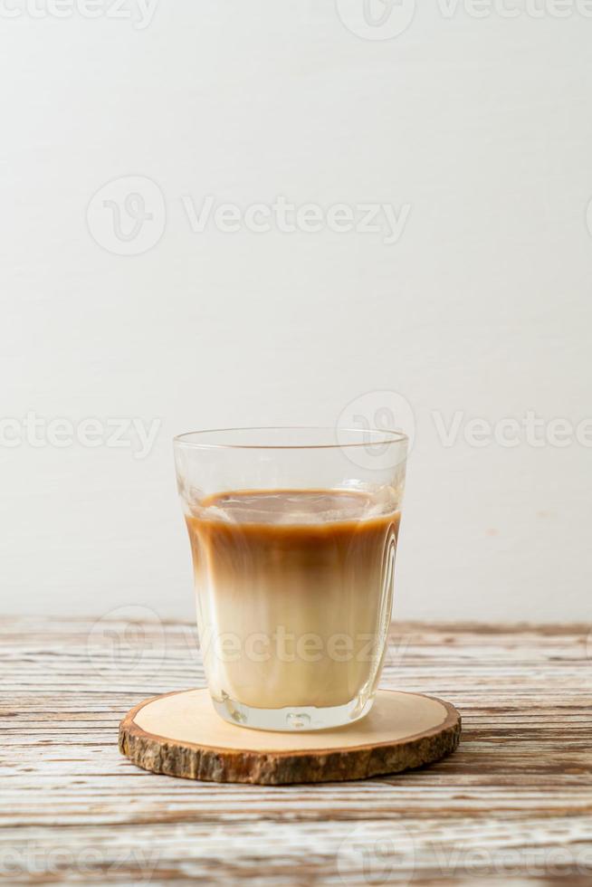 Vaso de café con leche, café con leche sobre fondo de madera foto