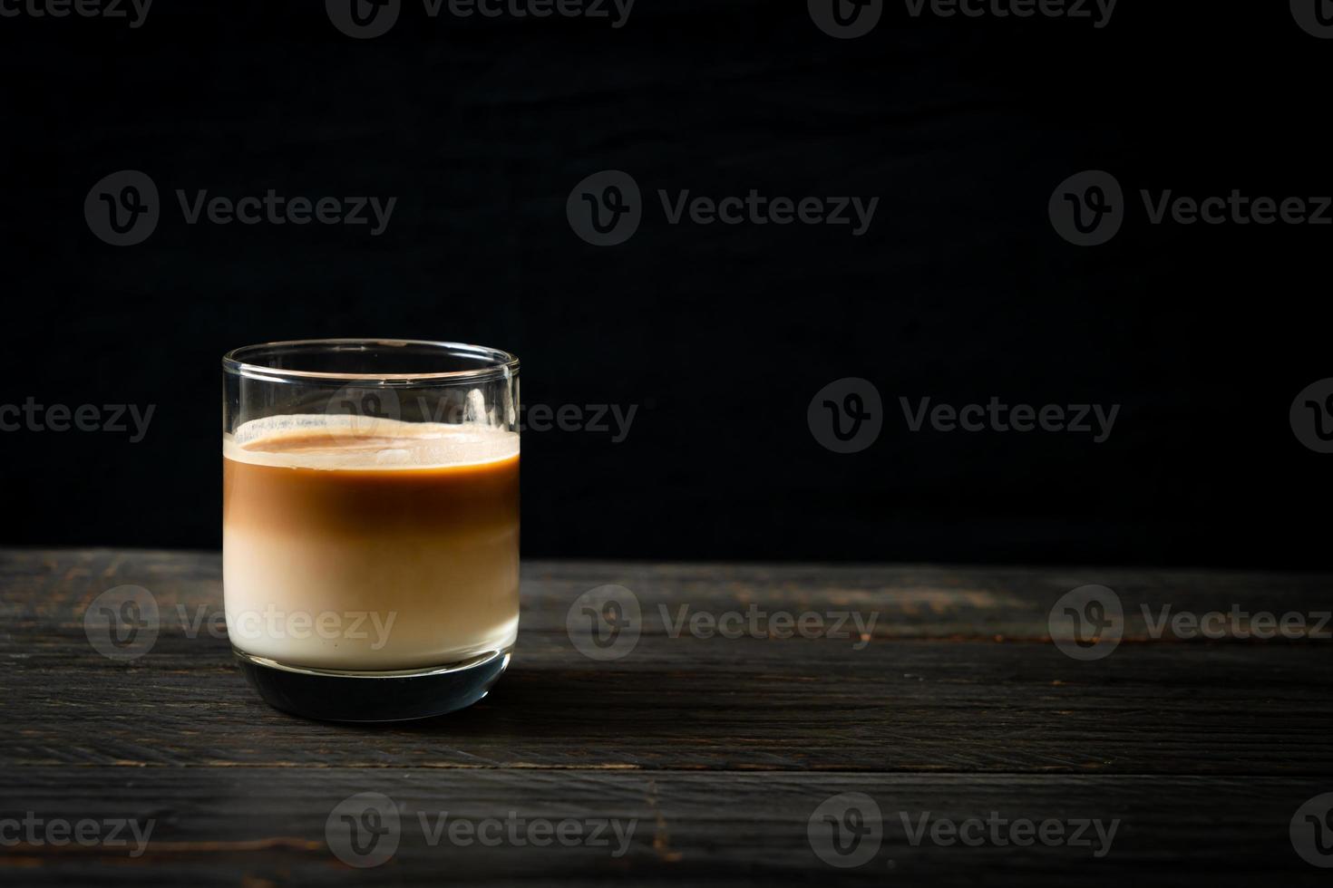 Vaso de café con leche, café con leche sobre fondo de madera foto