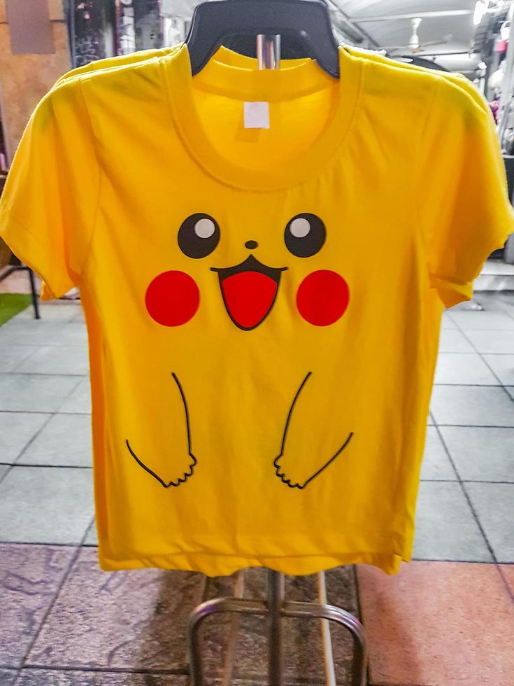 camiseta amarilla divertida de pikachu pokemon en venta en bangkok, tailandia, 2018 foto