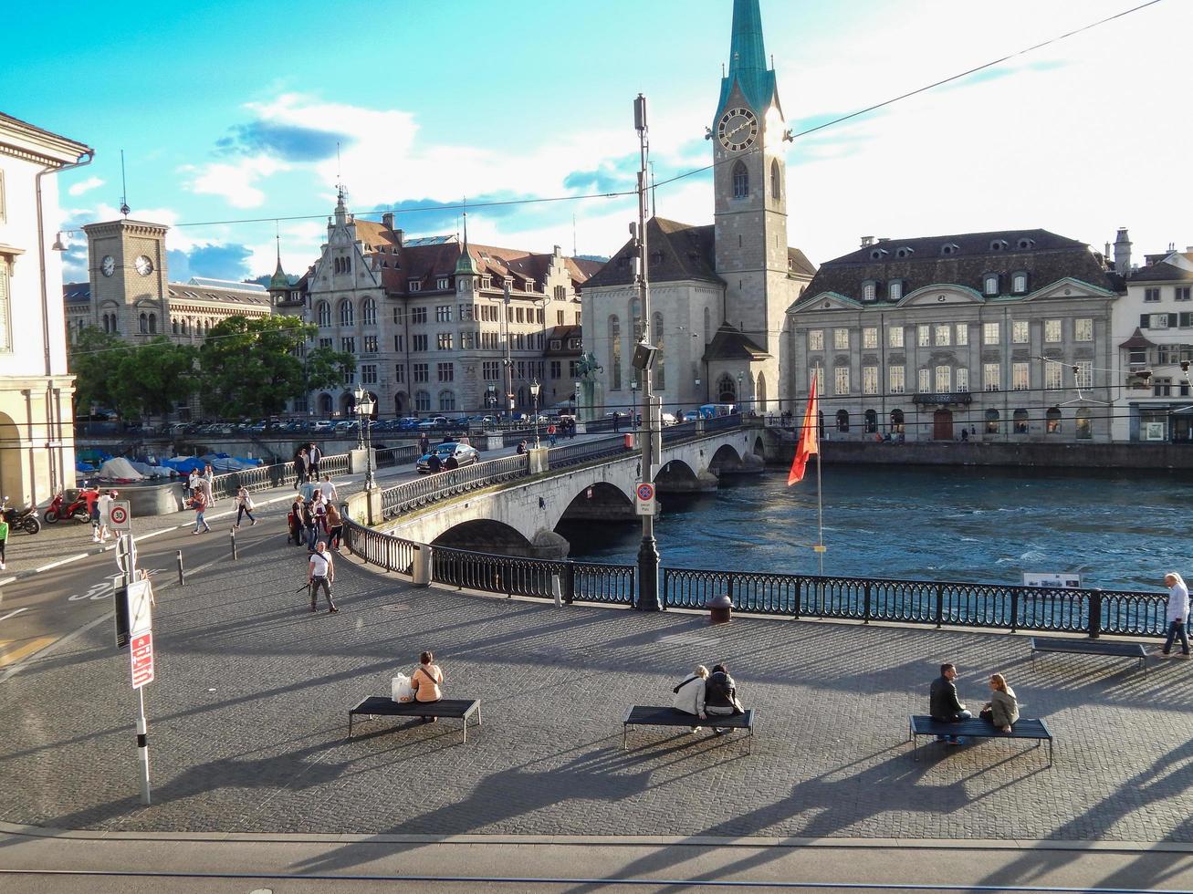 Una vista del río limago y los edificios históricos en la mañana en zurich, suiza, el 17 de junio de 2016. foto