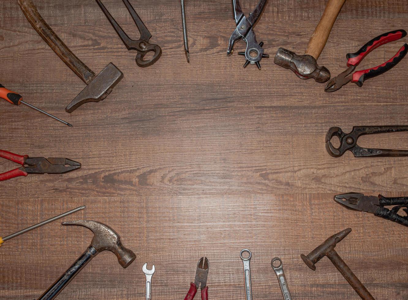 herramientas sobre un fondo de madera foto