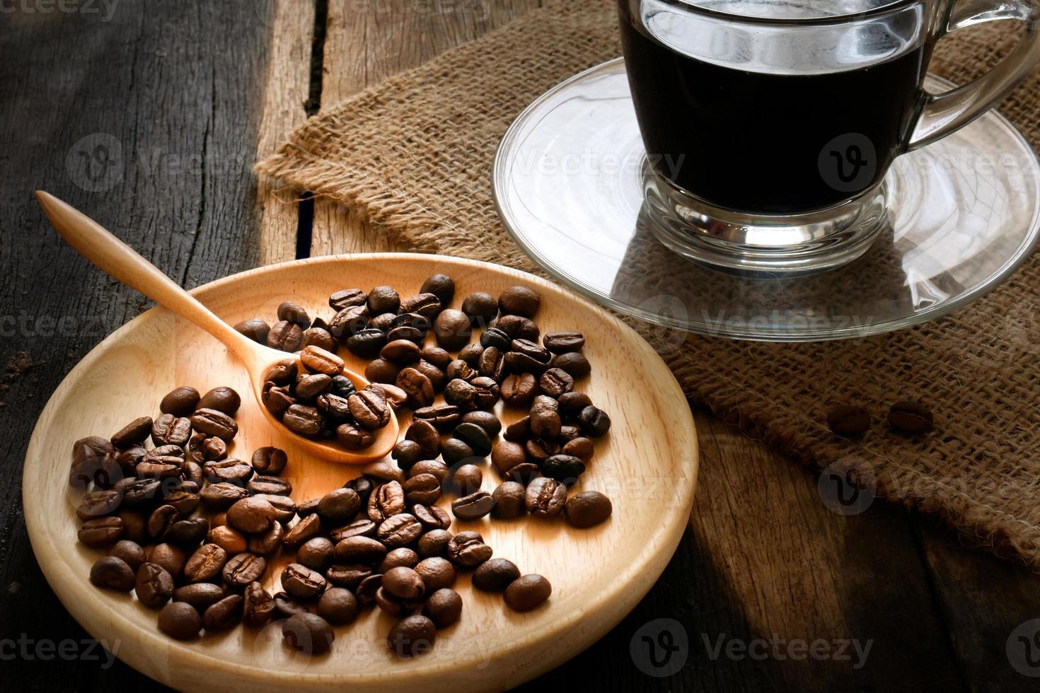granos de café y molinillo de café foto