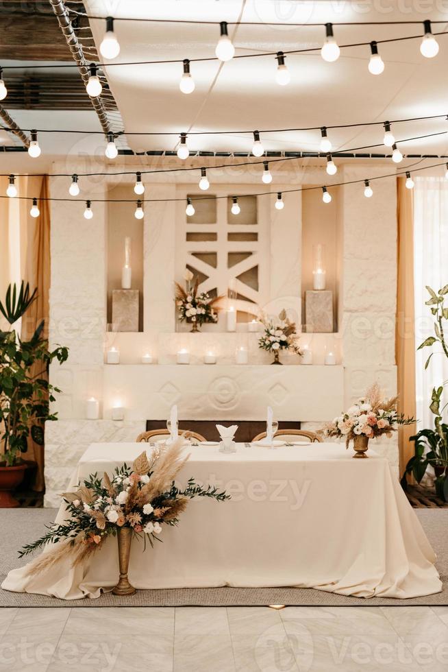 salón de banquetes para bodas con elementos decorativos foto
