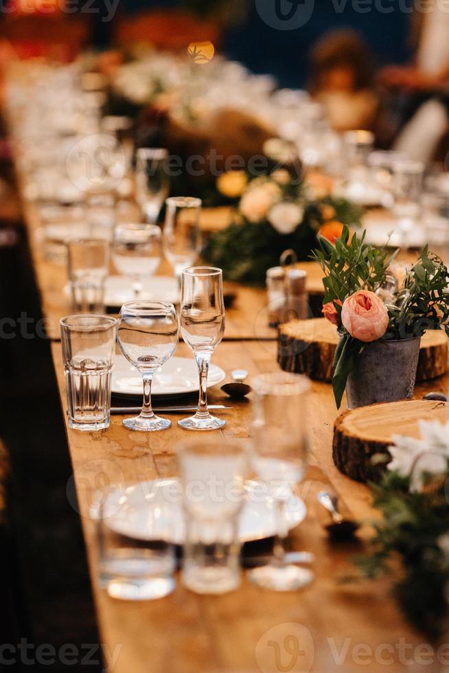 salón de banquetes para bodas con elementos decorativos foto