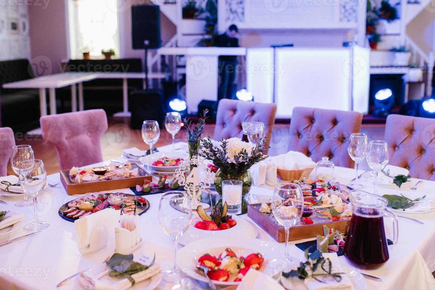 salón de banquetes para bodas con elementos decorativos foto