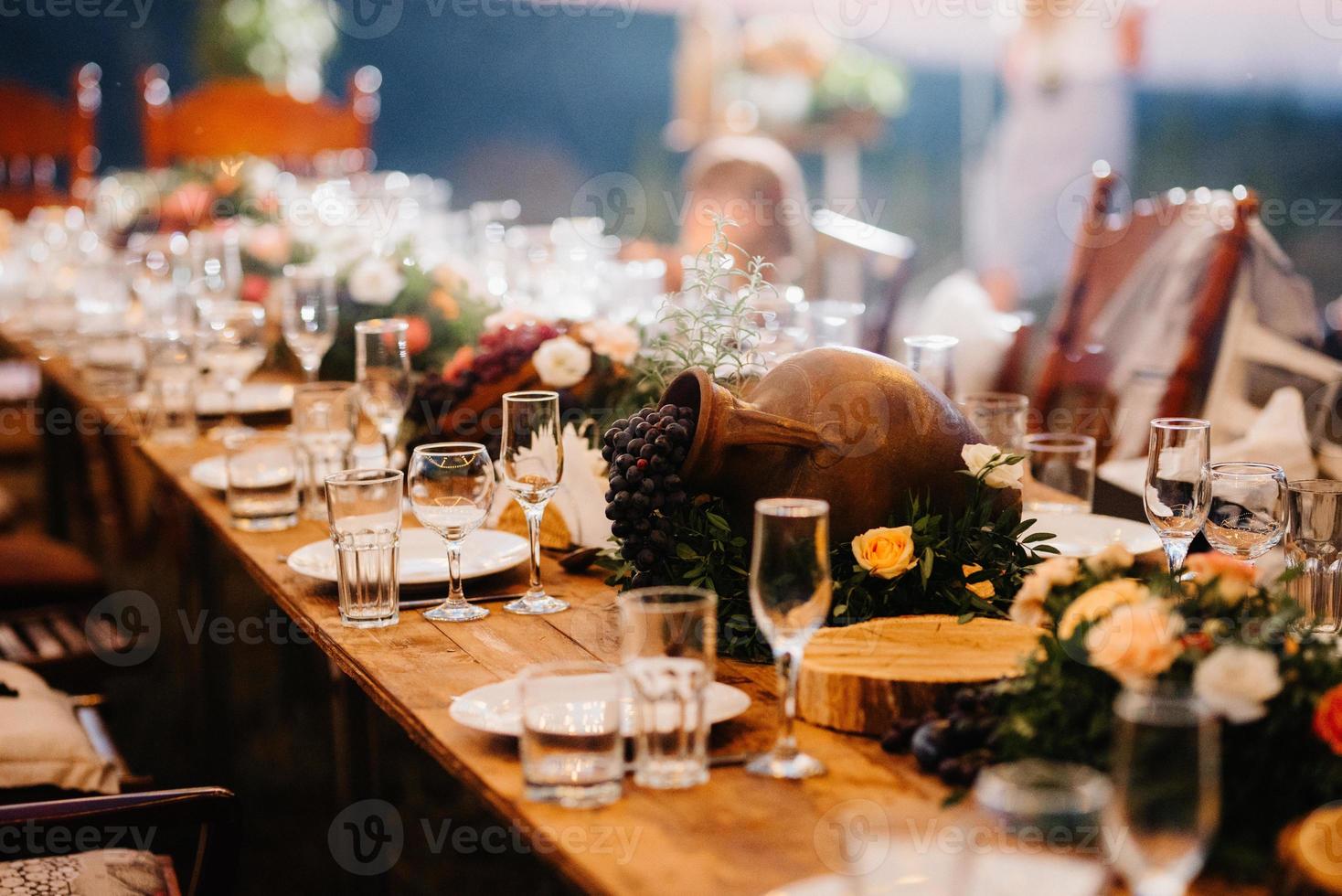 salón de banquetes para bodas con elementos decorativos foto