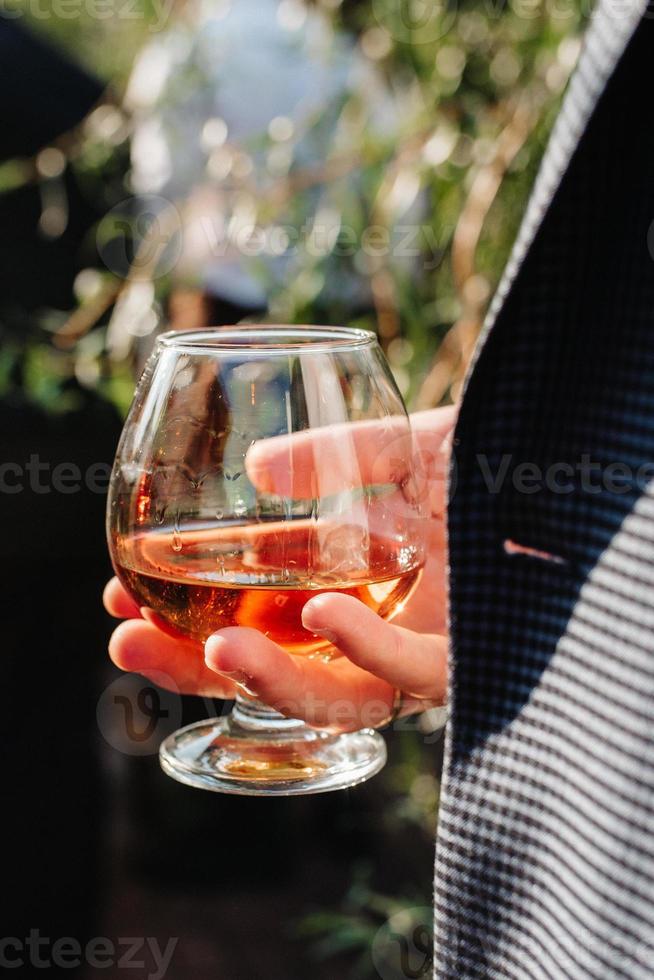 Copas de boda para vino y champán de cristal. foto