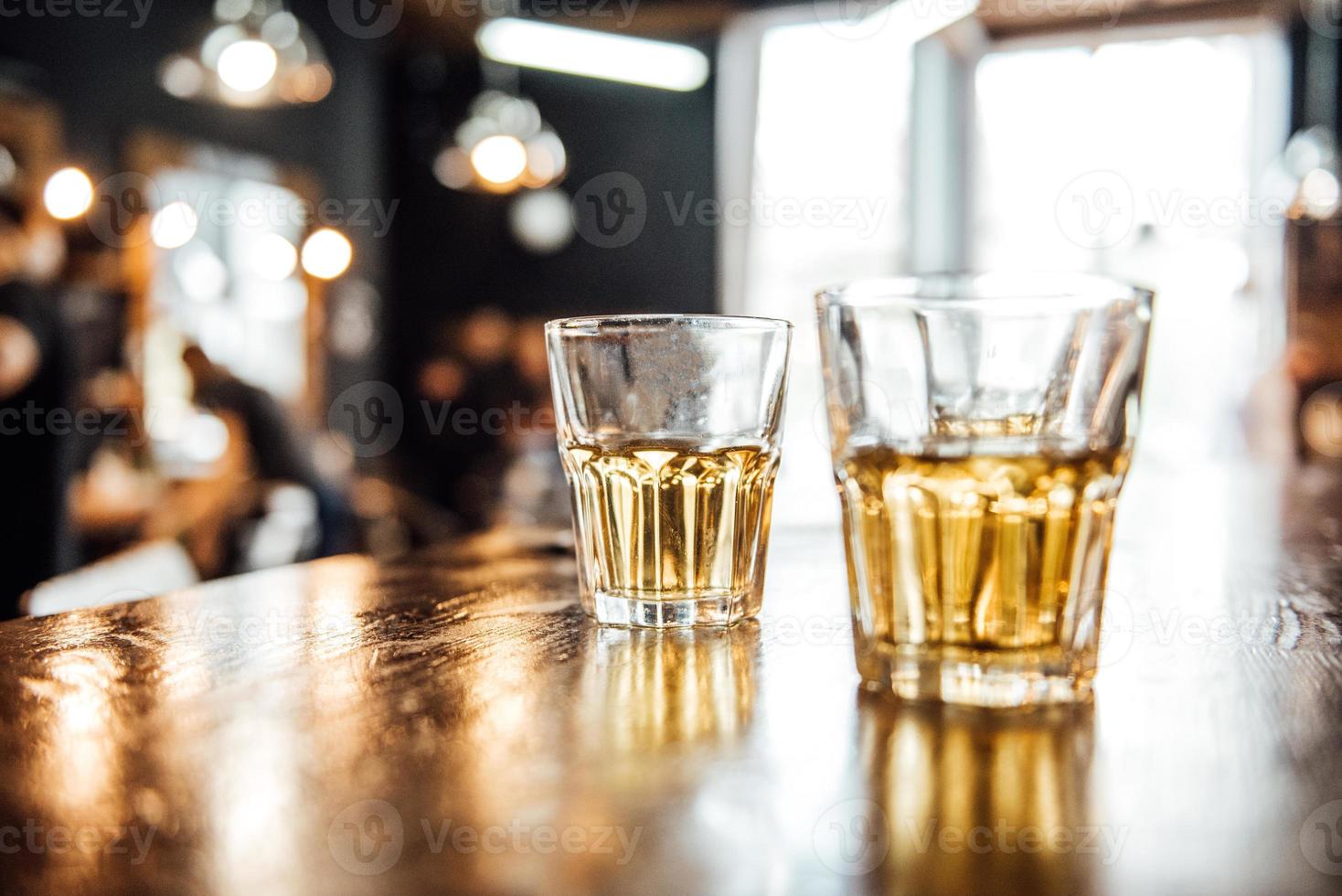 vasos de whisky en la mesa foto