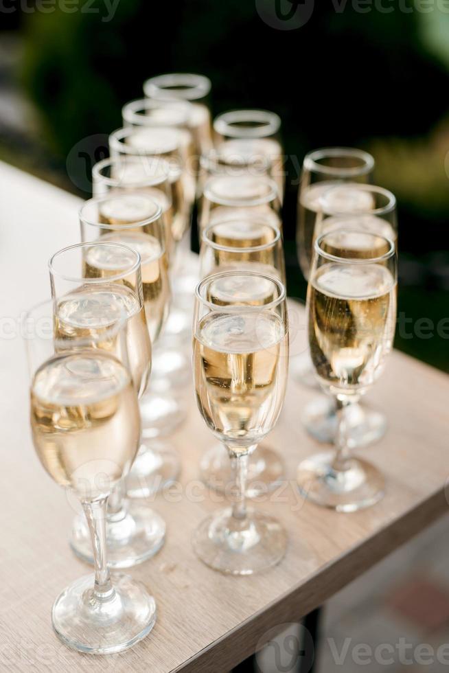 copas de boda para vino y champán foto