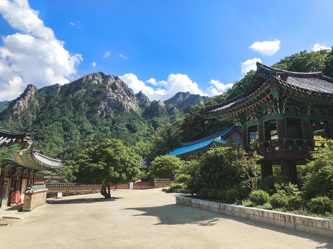 casas asiáticas del templo en el parque nacional de seoraksan. Corea del Sur foto