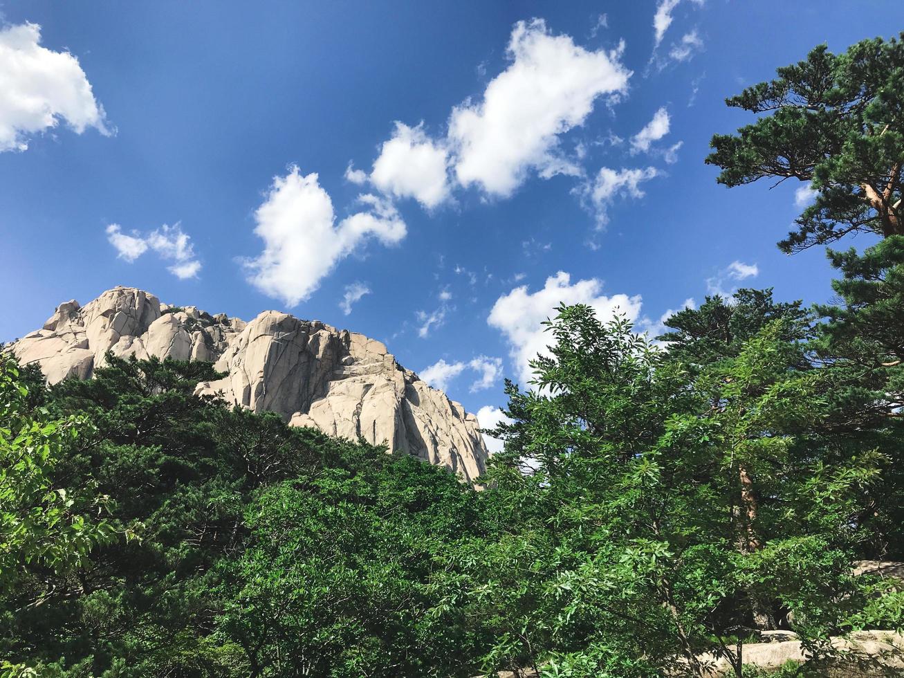 hermoso paisaje de montaña en el parque nacional de seoraksan, corea del sur foto