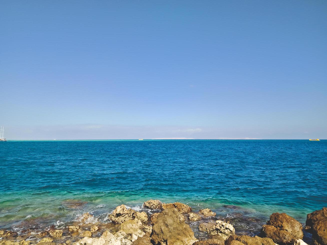 la hermosa vista al mar rojo en la ciudad de hurghada, egipto foto