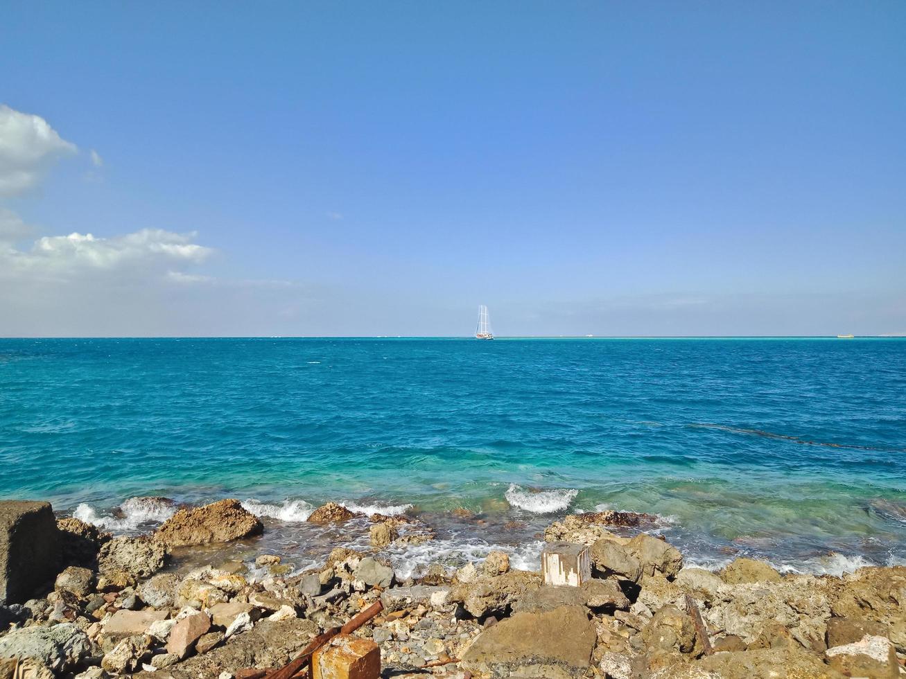 la hermosa vista al mar rojo en la ciudad de hurghada, egipto foto