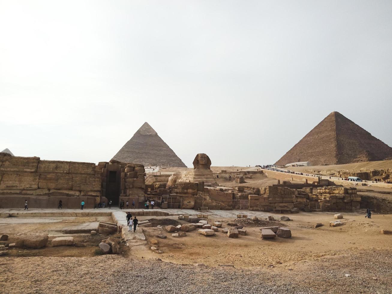 Una vista de las grandes pirámides y sphinks en Giza, Egipto. foto