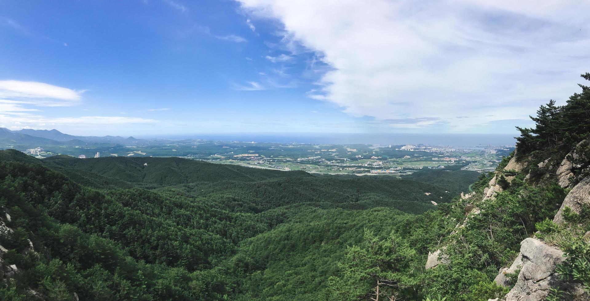 panorama. la vista desde el pico de la montaña del parque nacional de seoraksan. Corea del Sur foto