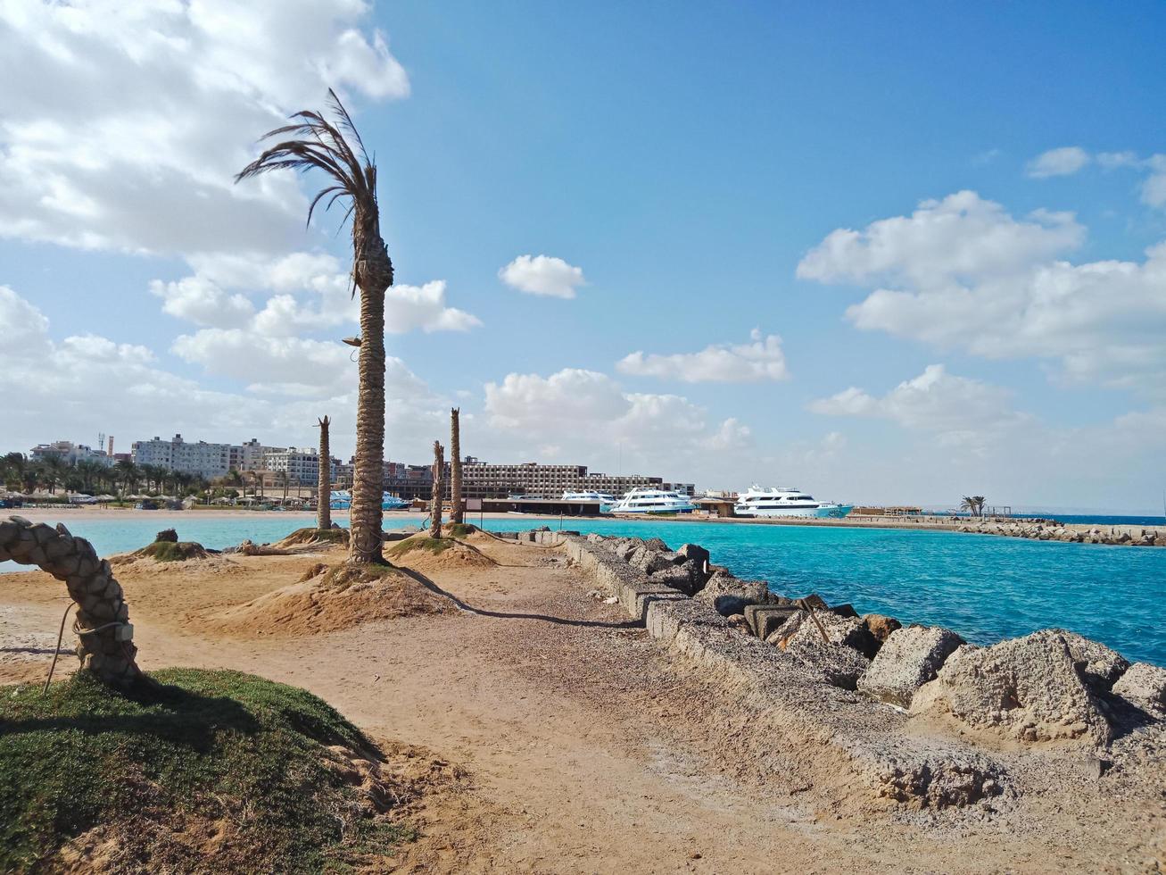 la hermosa vista al mar rojo en la ciudad de hurghada, egipto foto