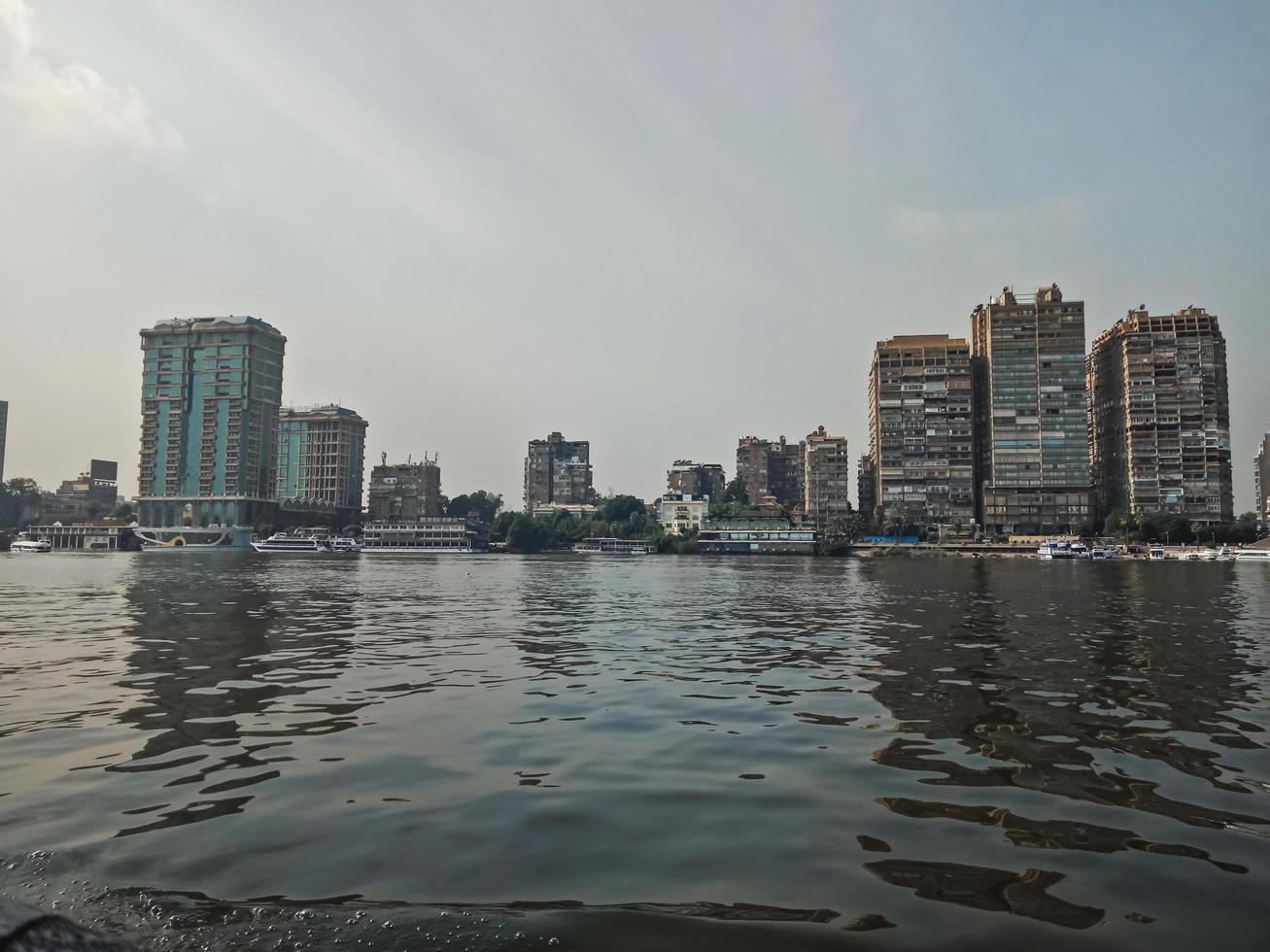 grandes edificios en la costa del río nilo. ciudad de el cairo, egipto foto