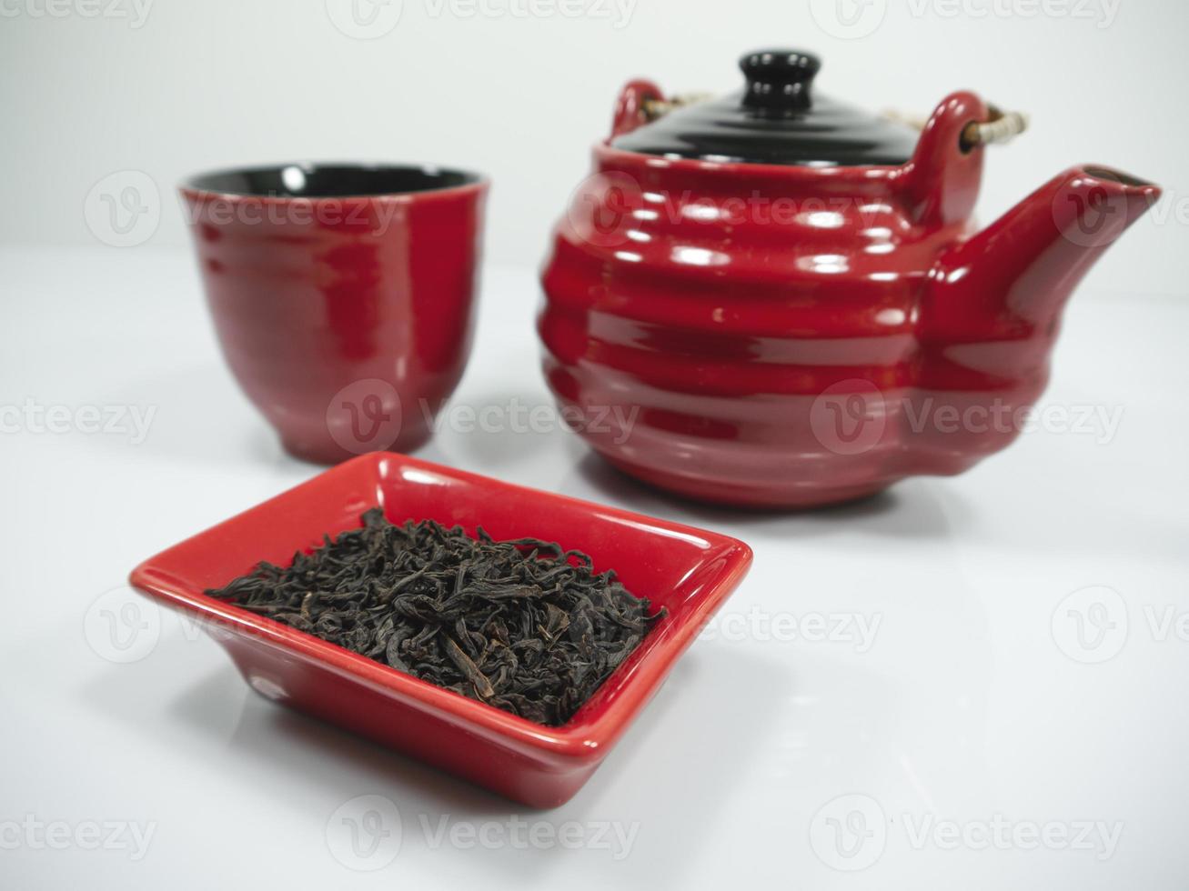 té chino y una tetera roja con una taza en el bachground foto