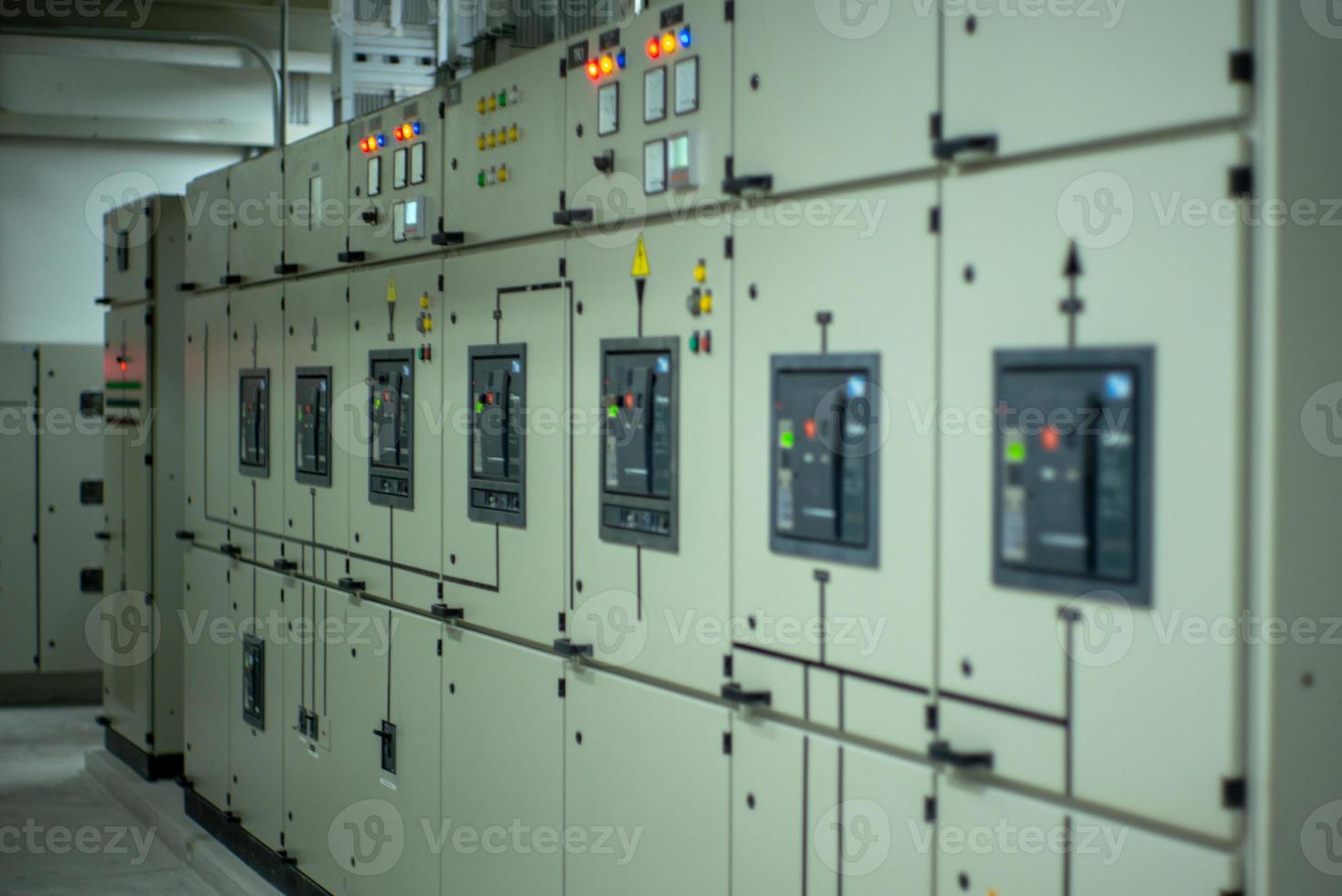 indicador de iluminación borrosa en el armario de control en la sala eléctrica. foto