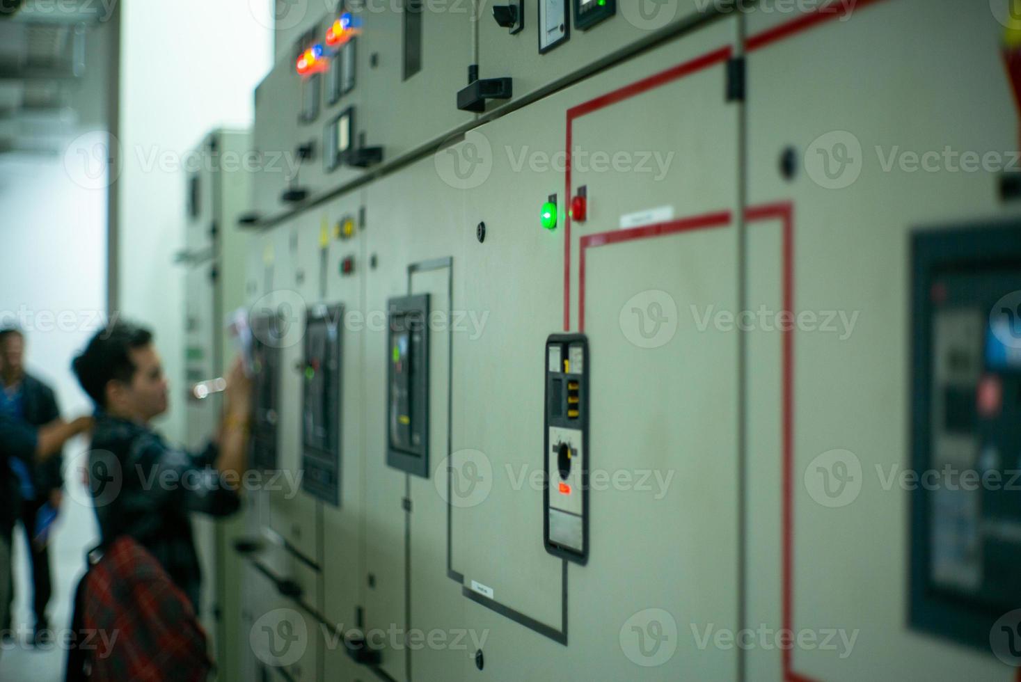 Retrato borroso del técnico que realiza el mantenimiento preventivo en la sala de control foto