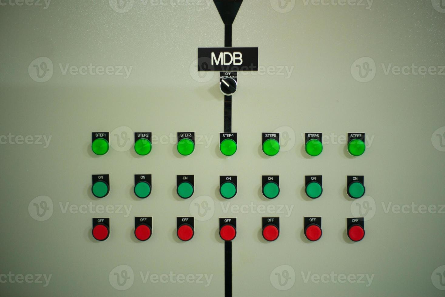 Primer indicador de iluminación en la carabina de control en la sala eléctrica. foto