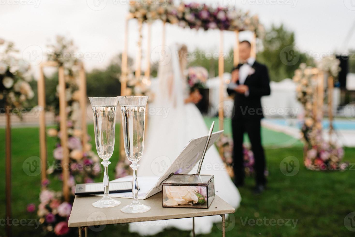 Copas de boda para vino y champán de cristal. foto
