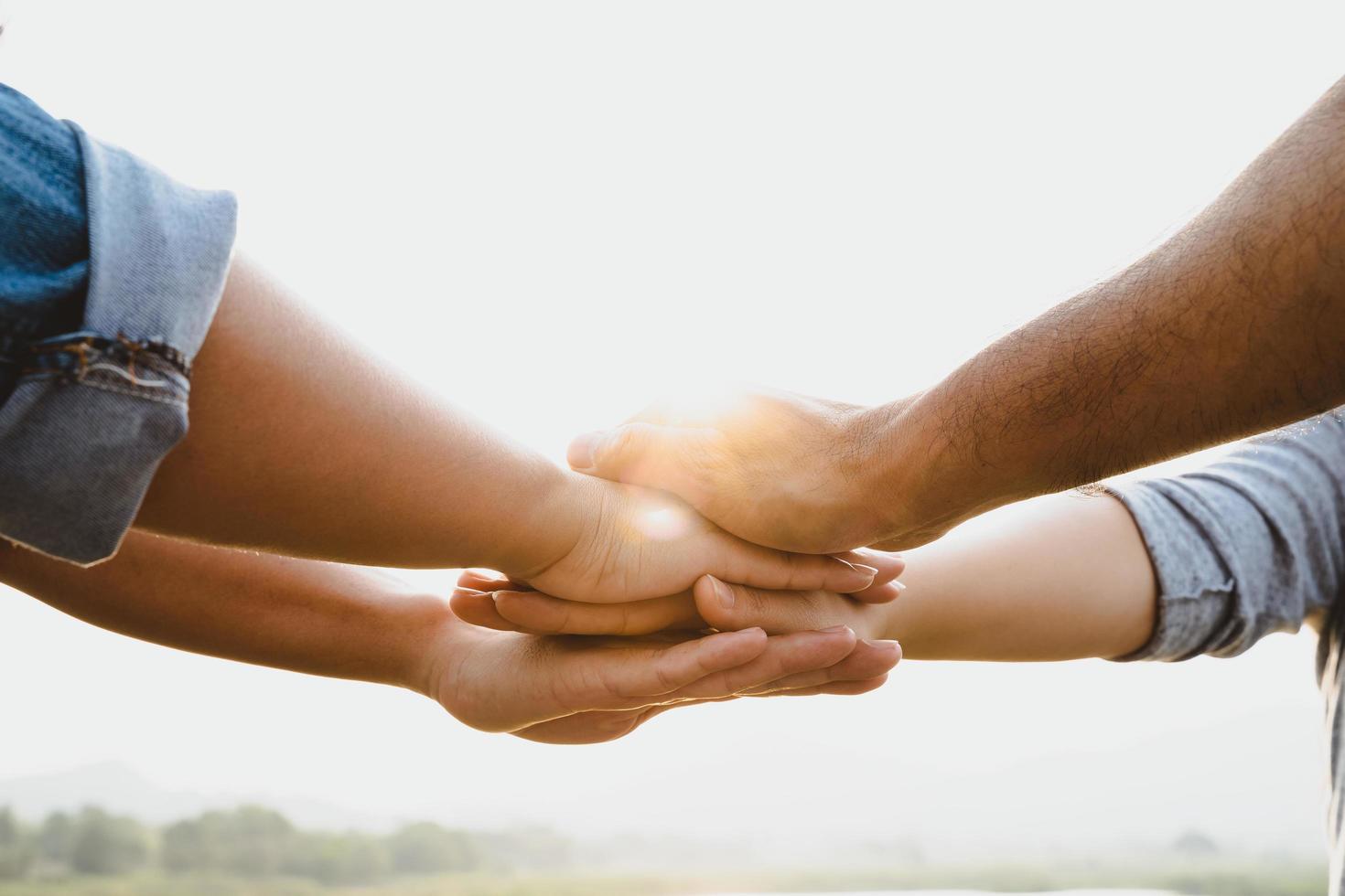 gente juntando sus manos. amigos con pila de manos mostrando unidad y trabajo en equipo. amistad, felicidad, ocio, asociación, equipo, concepto. foto