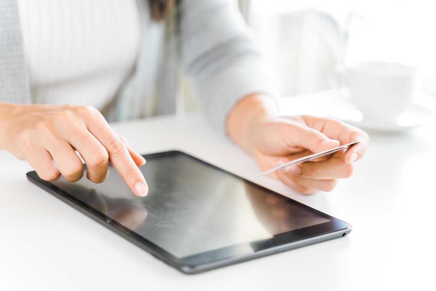 mujer con tableta digital con tarjeta de crédito. compras en línea, finanzas, comerciales en línea. foto