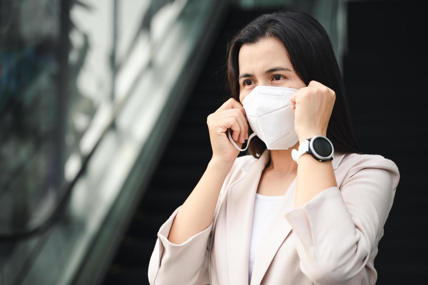 Mujer asiática con máscara n95 para proteger la contaminación pm2.5 y el virus. concepto de coronavirus covid-19 y contaminación del aire pm2.5. foto