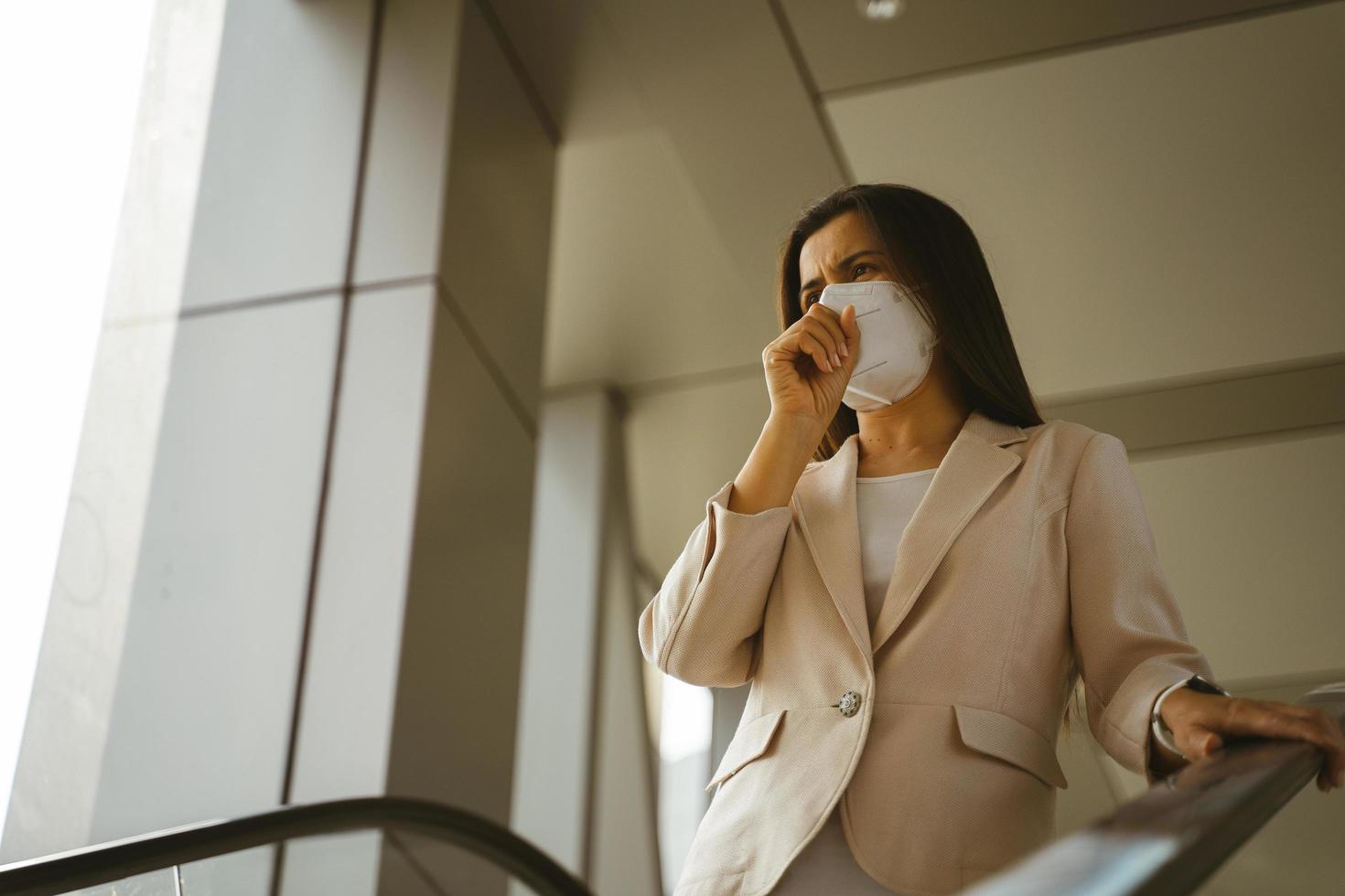 Mujer asiática con máscara n95 para proteger la contaminación pm2.5 y el virus. concepto de coronavirus covid-19 y contaminación del aire pm2.5. foto