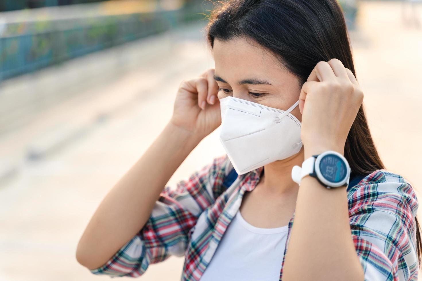 Mujer asiática con máscara n95 para proteger la contaminación pm2.5 y el virus. concepto de coronavirus covid-19 y contaminación del aire pm2.5. foto