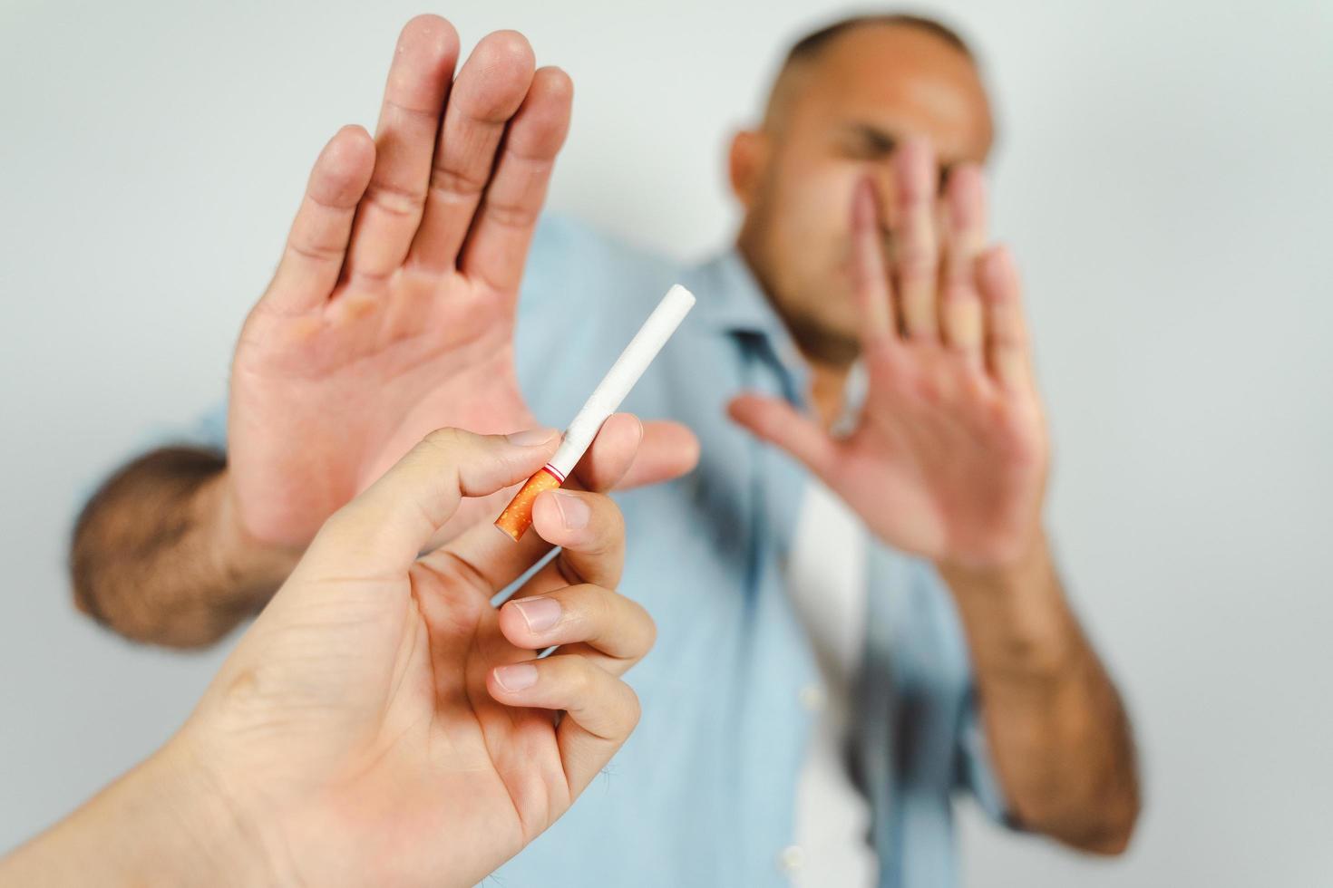 hombre rechazando un cigarrillo. concepto dejar de fumar, día mundial sin tabaco. foto